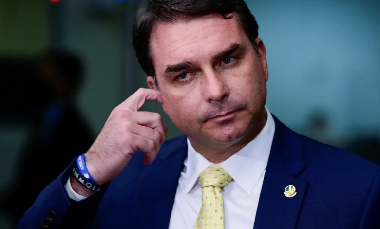 Flávio Bolsonaro cancela participação em debate da TV Globo e cita censura do TSE