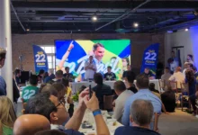 Flávio Bolsonaro cobra celeridade do TSE contra desinformação na campanha