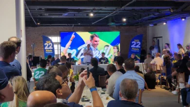 Flávio Bolsonaro cobra celeridade do TSE contra desinformação na campanha