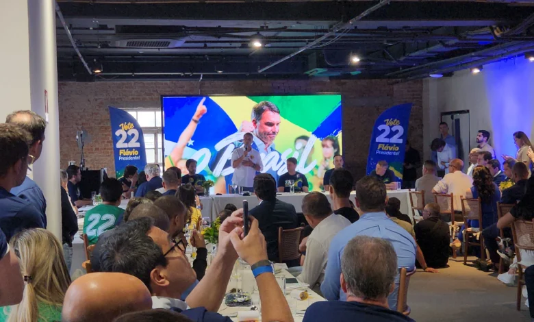 Flávio Bolsonaro cobra celeridade do TSE contra desinformação na campanha