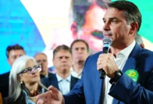 Flávio Bolsonaro confirma participação em debate da Band após recuo estratégico