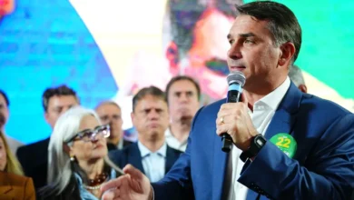 Flávio Bolsonaro confirma participação em debate da Band após recuo estratégico