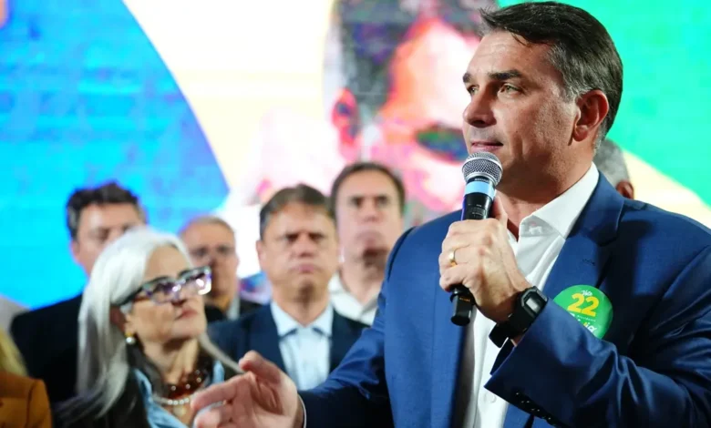 Flávio Bolsonaro confirma participação em debate da Band após recuo estratégico