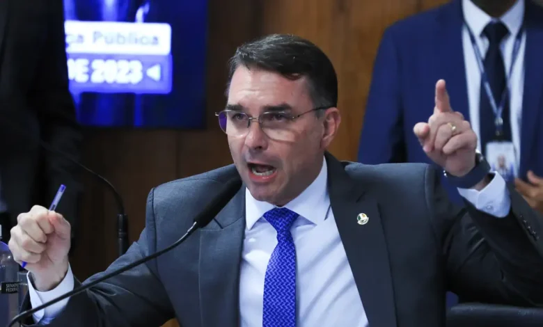 Flávio Bolsonaro confirma presença em debate após sinalização de Lula