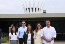 Flávio Bolsonaro confirma visita a Jair após autorização do STF