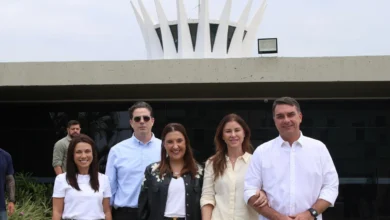 Flávio Bolsonaro confirma visita a Jair após autorização do STF