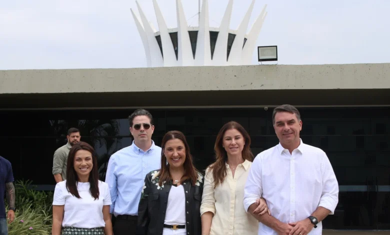 Flávio Bolsonaro confirma visita a Jair após autorização do STF