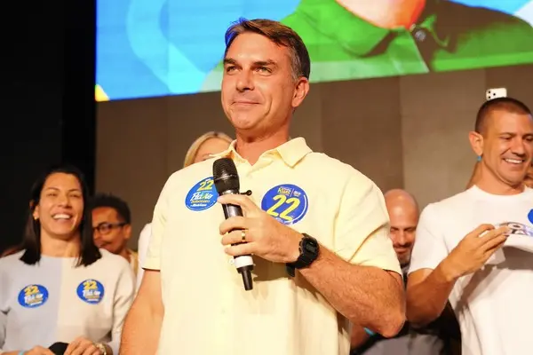 Flávio Bolsonaro convoca aliados e pede atenção máxima na reta final do segundo turno