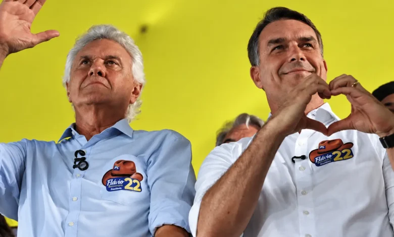 Flávio Bolsonaro defende mudanças na Constituição em ato de campanha em Goiânia