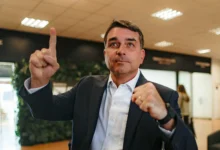 Flávio Bolsonaro descarta debate na Band e avalia participação no encontro da Globo