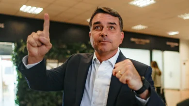 Flávio Bolsonaro descarta debate na Band e avalia participação no encontro da Globo