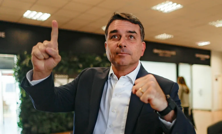 Flávio Bolsonaro descarta debate na Band e avalia participação no encontro da Globo