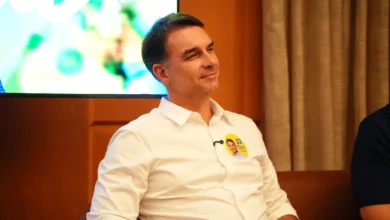 Flávio Bolsonaro desiste de debate na Band e mantém incerteza sobre presença na Globo