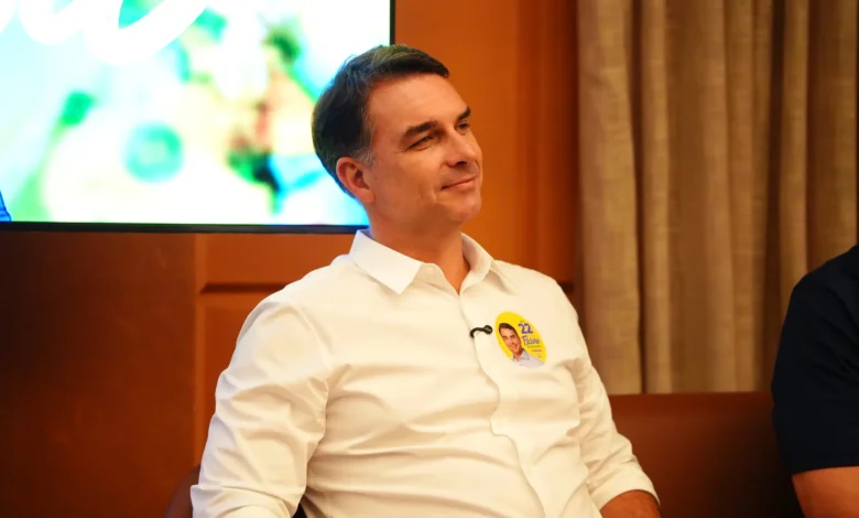 Flávio Bolsonaro desiste de debate na Band e mantém incerteza sobre presença na Globo