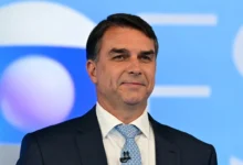 Flávio Bolsonaro é corrigido por Jornalista da Globo sobre dados ambientais