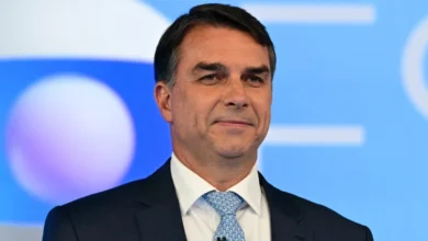 Flávio Bolsonaro é corrigido por Jornalista da Globo sobre dados ambientais