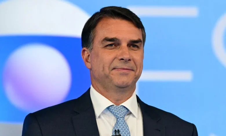 Flávio Bolsonaro é corrigido por Jornalista da Globo sobre dados ambientais