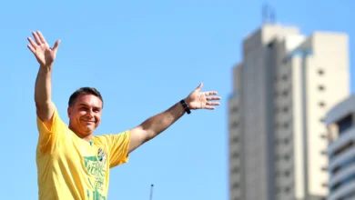 Flávio Bolsonaro e Tarcísio de Freitas realizam carreata no interior paulista