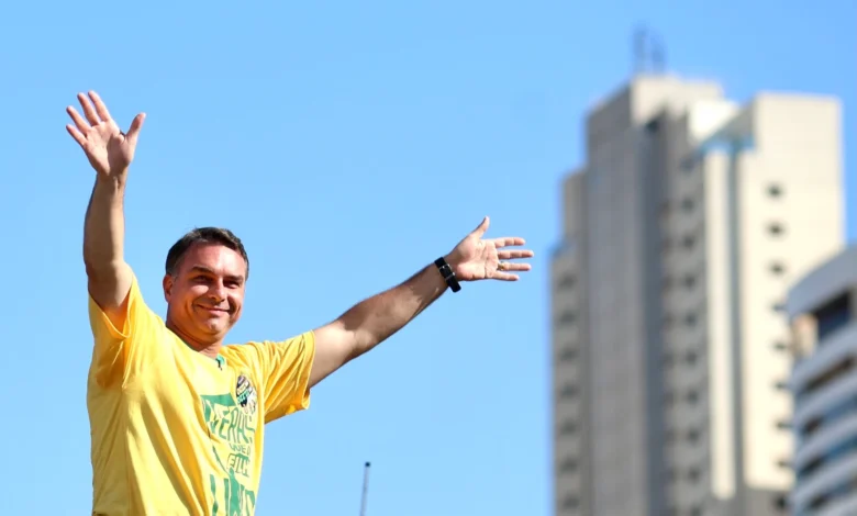 Flávio Bolsonaro e Tarcísio de Freitas realizam carreata no interior paulista