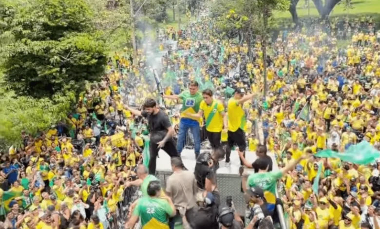 Flávio Bolsonaro faz ato político em Belo Horizonte ao lado de Tarcísio e Cleitinho