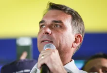 Flávio Bolsonaro intensifica agenda política em São Paulo e Brasília durante feriado