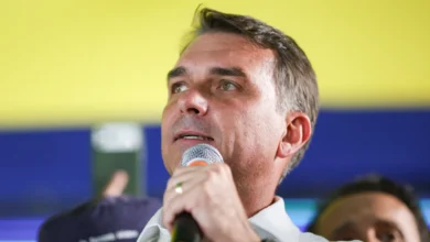 Flávio Bolsonaro intensifica agenda política em São Paulo e Brasília durante feriado