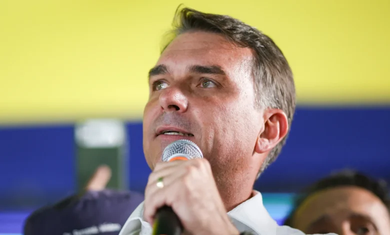 Flávio Bolsonaro intensifica agenda política em São Paulo e Brasília durante feriado