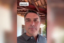 Flávio Bolsonaro ironiza acordo do governo Lula com o Santos antes das eleições