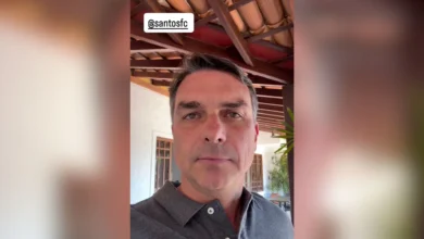 Flávio Bolsonaro ironiza acordo do governo Lula com o Santos antes das eleições