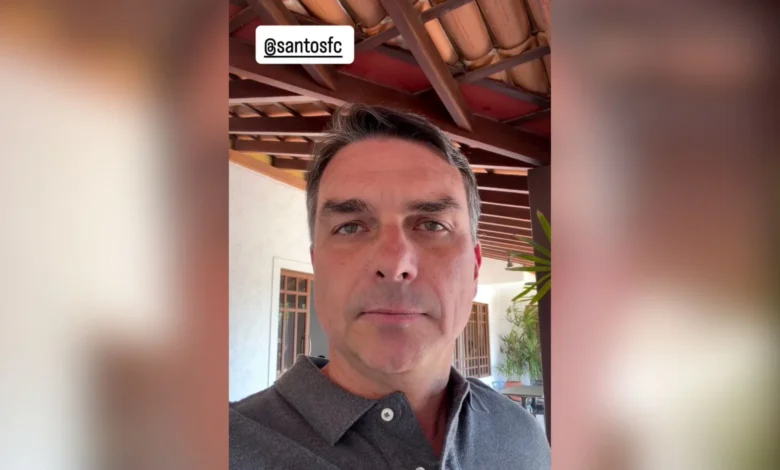 Flávio Bolsonaro ironiza acordo do governo Lula com o Santos antes das eleições