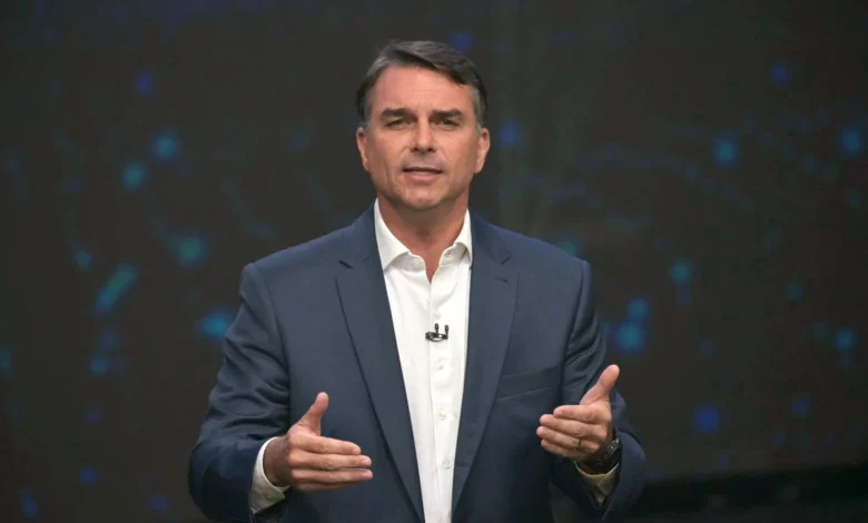 Flávio Bolsonaro muda de posição e declara apoio à tarifa zero