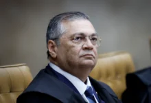 Flávio Bolsonaro pede suspeição de Flávio Dino em processos no STF