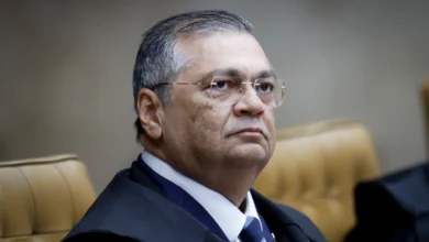 Flávio Bolsonaro pede suspeição de Flávio Dino em processos no STF