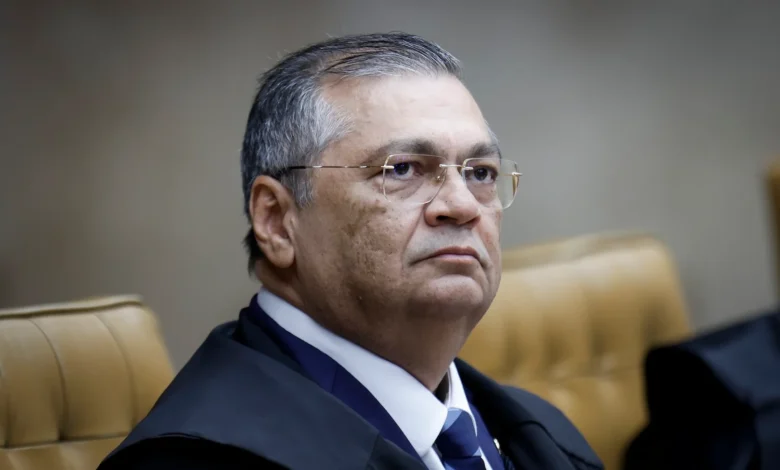 Flávio Bolsonaro pede suspeição de Flávio Dino em processos no STF
