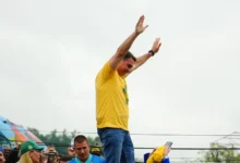 Flávio Bolsonaro projeta posse e promete indulto ao pai em ato de campanha