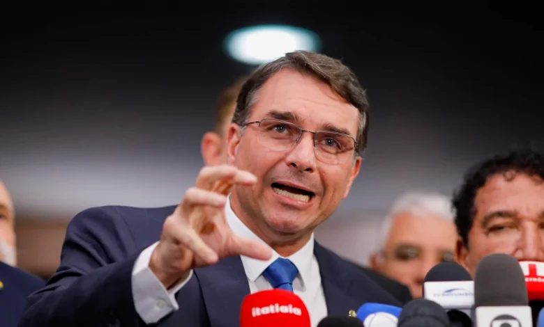 Flávio Bolsonaro propõe compra de dívidas bancárias e suspensão de cobranças
