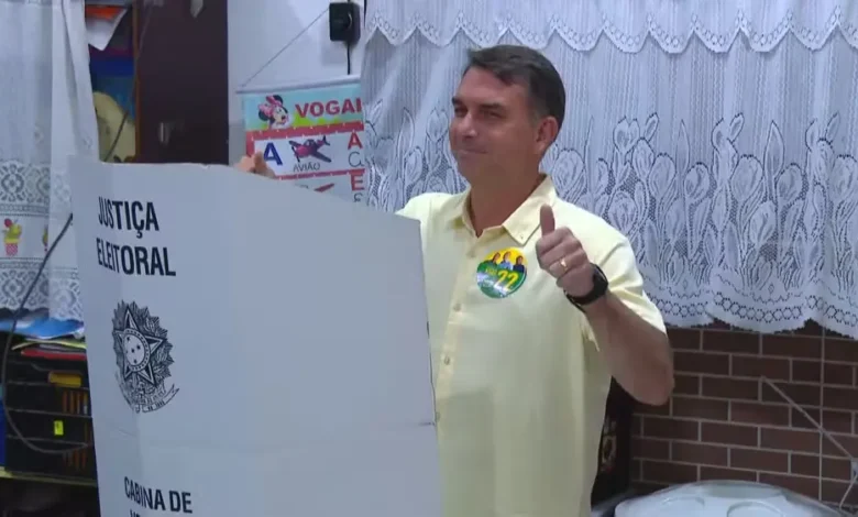 Flávio Bolsonaro publica carta pedindo cassação da chapa rival e afirma ter vencido a eleição