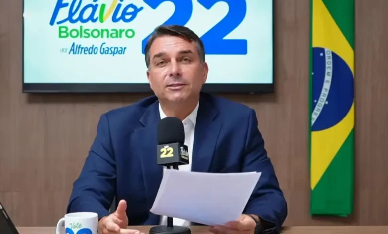 Flávio Bolsonaro reaparece nas redes sociais após ir para os Estados Unidos e questiona o pleito Eleitoral
