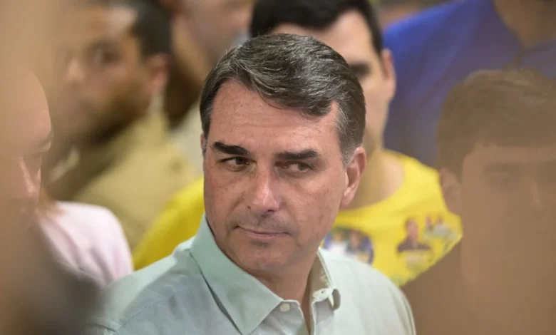 Flávio Bolsonaro recua sobre suposta fuga, mira Moraes e resgata teses golpistas