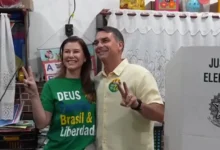 Flávio Bolsonaro registra voto no Rio de Janeiro em meio a clima de disputa eleitoral