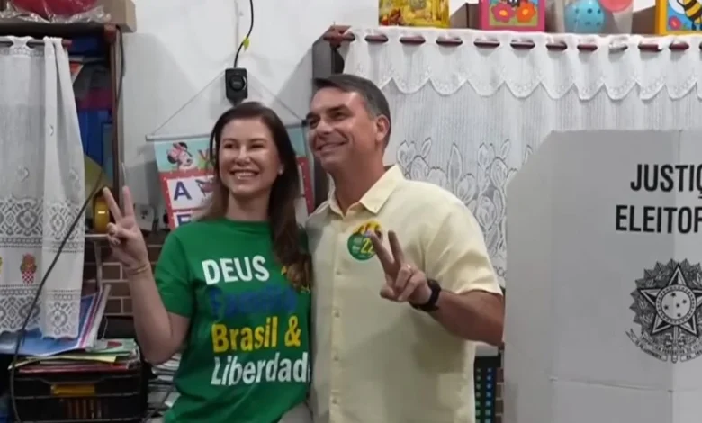 Flávio Bolsonaro registra voto no Rio de Janeiro em meio a clima de disputa eleitoral