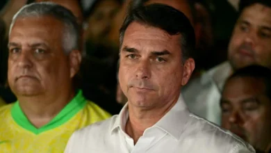 Flávio Bolsonaro relata intimação para entregar passaporte e critica PF