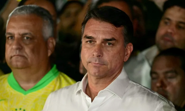 Flávio Bolsonaro relata intimação para entregar passaporte e critica PF