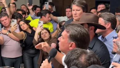 Flávio bolsonaro reúne cantores sertanejos em goiás na reta final
