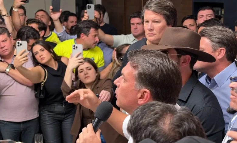 Flávio bolsonaro reúne cantores sertanejos em goiás na reta final