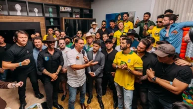 Flávio Bolsonaro se reúne com sertanejos e aliados em Goiás para gravação