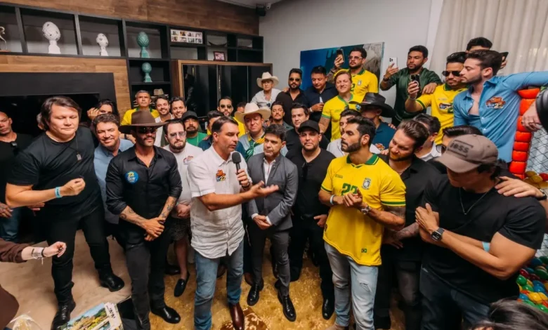 Flávio Bolsonaro se reúne com sertanejos e aliados em Goiás para gravação
