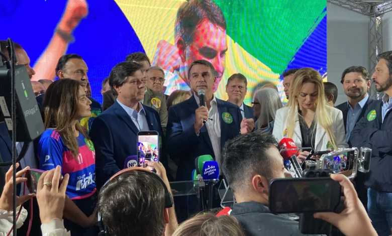 Flávio Bolsonaro sinaliza apoio à PEC que extingue a escala de trabalho 6x1 no Senado