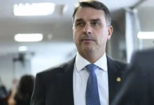 Flávio Bolsonaro solicita investigação contra diretor da Polícia Federal