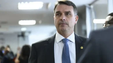 Flávio Bolsonaro solicita investigação contra diretor da Polícia Federal